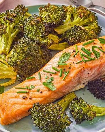 Salmón al horno con brócoli, alimento saludable para el hígado