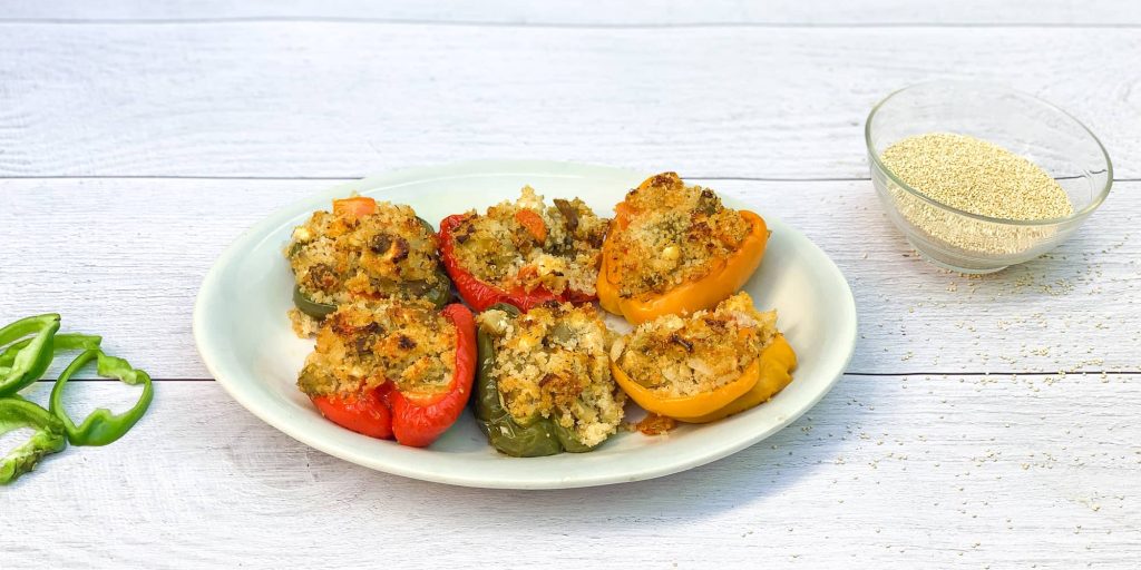Pimientos rellenos de quinoa, verduras y queso feta